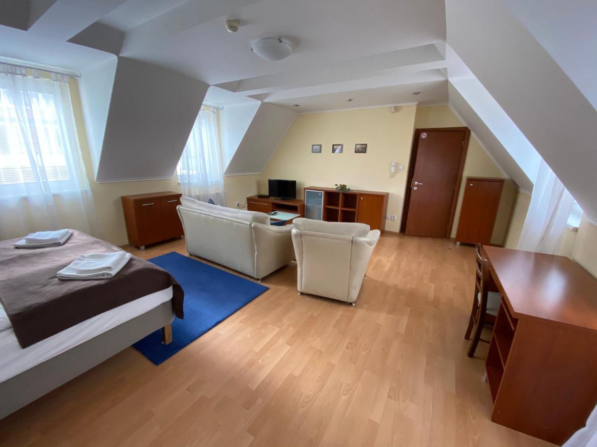 Penzion Le Monde Hotel Бардеев Екстериор снимка